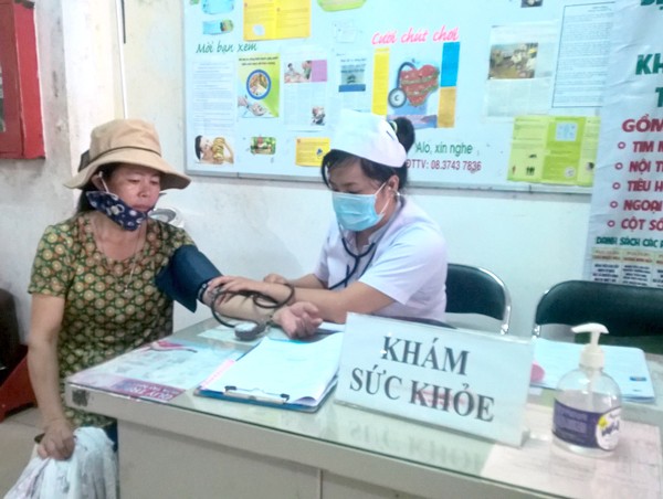 A doctor of family doctor room is examining a patient (Photo: SGGP)